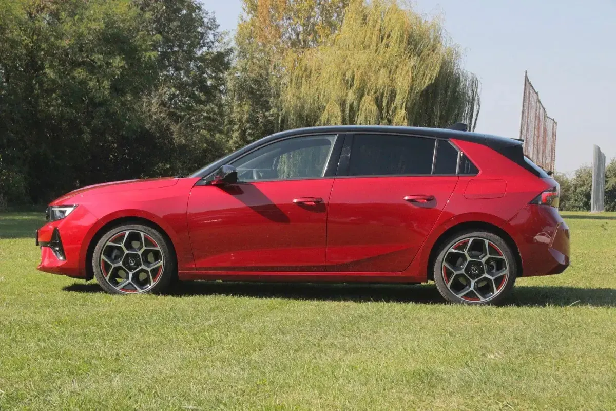 Usata Opel Astra 181 CV (133 kW) 2023 Rosso Utilitaria