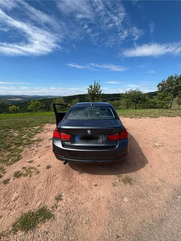 Gebraucht BMW 318 143 PS (105 kW) 2012 Grau Limousine