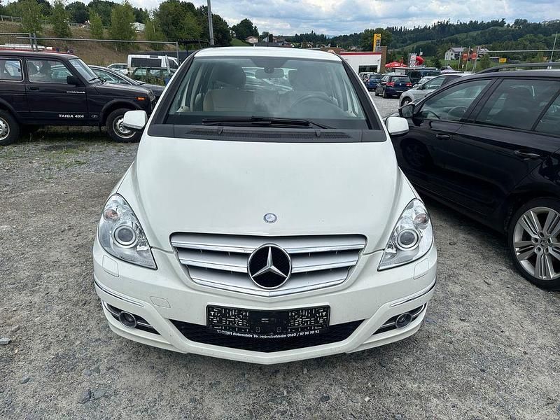 Weiß Gebraucht 2010 Mercedes B200 Van / Kleinbus | 4.300 € (Superpreis) - Bild 1/4
