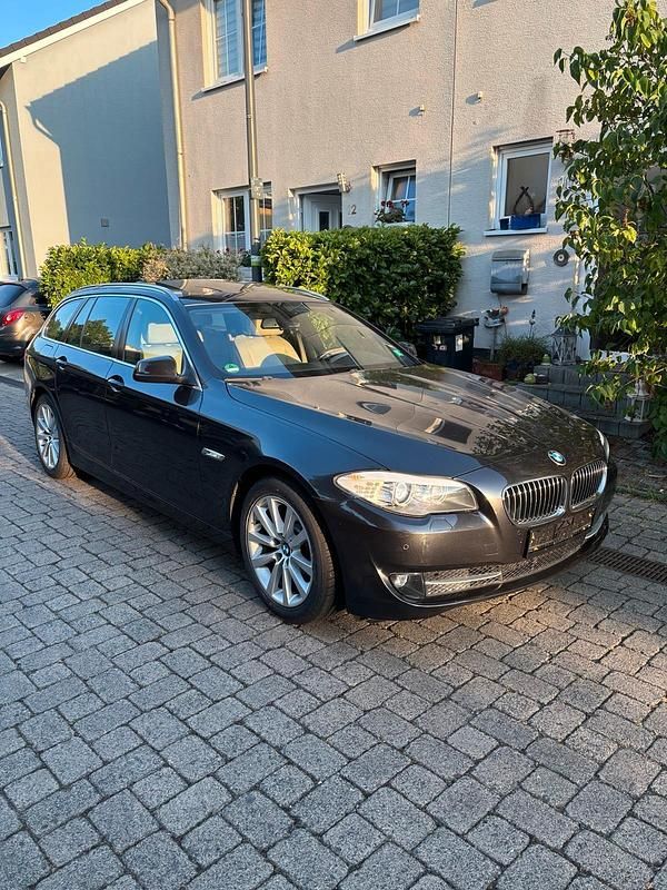 Grau Gebraucht 2011 BMW 523 Kombi | 10.990 € (Fairer Preis) - Bild 1/4