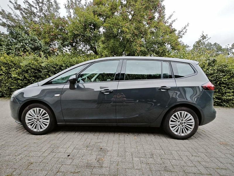 Grau Gebraucht 2016 Opel Zafira Tourer Edition Van / Kleinbus | 7.499 € (Fairer Preis) - Bild 1/4
