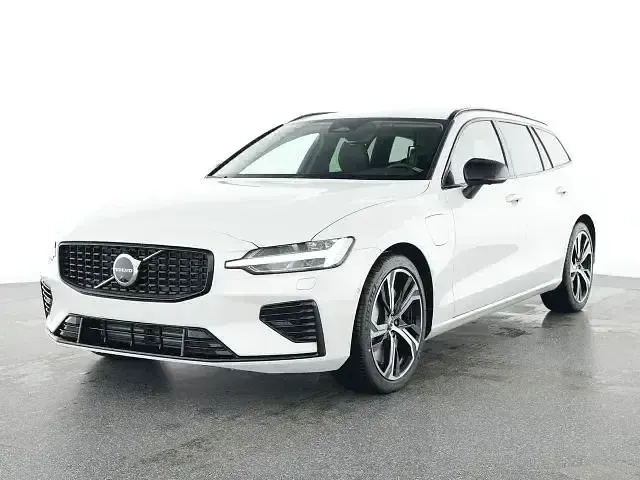 Używany Volvo V60 Plus 310 KM (228 kW) 2025 Biały Kombi