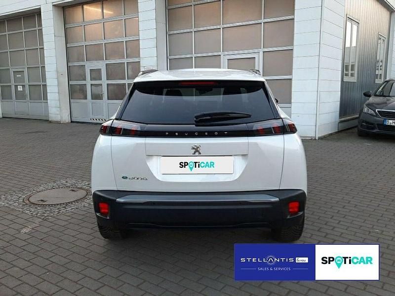 Gebraucht Peugeot e-2008 Allure 100 kW (136 PS) 2022 Weiß SUV