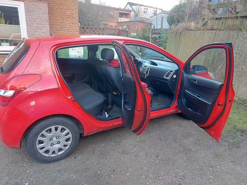 Gebraucht Hyundai i20 57 PS (41 kW) 2010 Rot Kleinwagen