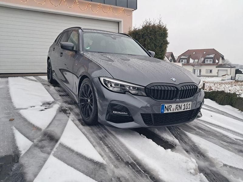 Grau Gebraucht 2020 BMW 330 M Sport Kombi | 32.300 € (Guter Preis) - Bild 1/4