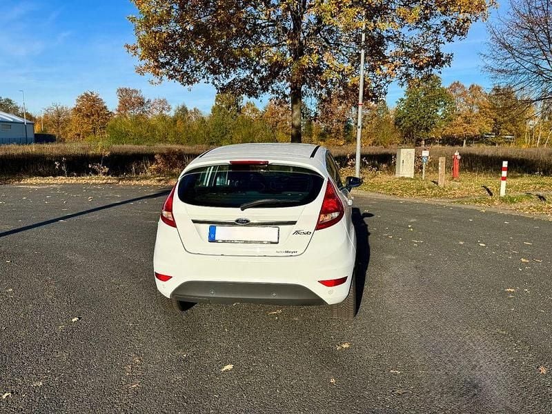 Gebraucht Ford Fiesta Titanium 95 PS (69 kW) 2012 Weiß Limousine