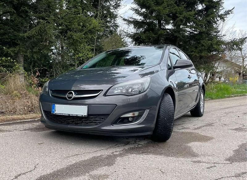 Grau Gebraucht 2012 Opel Astra Edition Kleinwagen | 4.790 € (Fairer Preis) - Bild 1/4