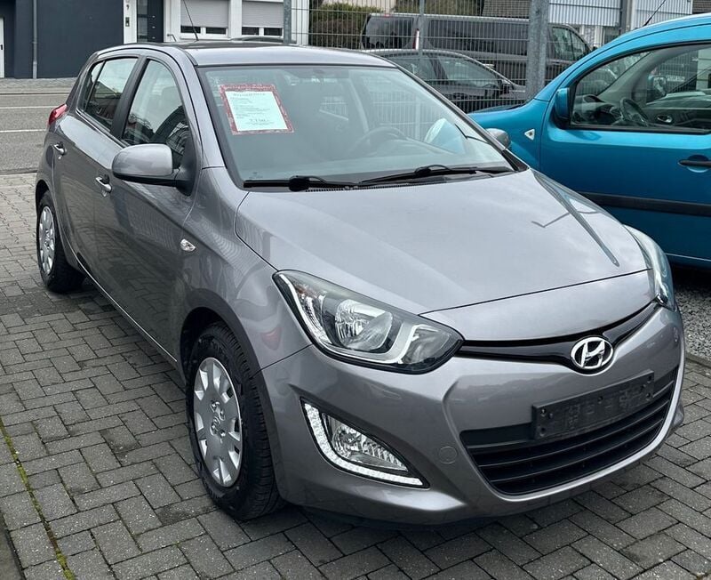 Grau Gebraucht 2013 Hyundai i20 Limousine | 6.450 € (Teuer) - Bild 1/4