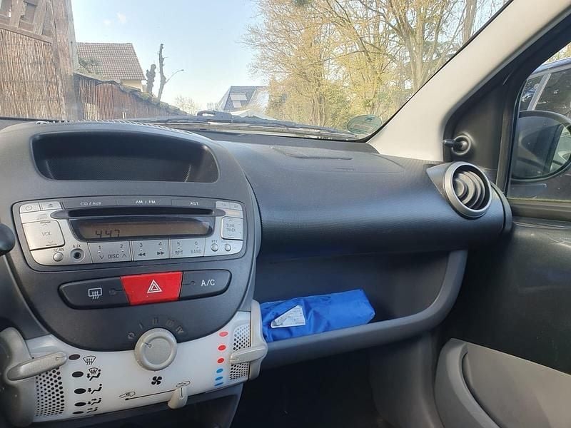 Gebraucht Toyota Aygo 69 PS (50 kW) 2012 Grau Kleinwagen