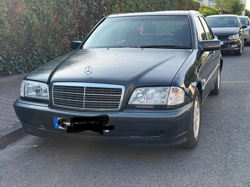 Schwarz Gebraucht 1999 Mercedes 240 Limousine | 2.800 € - Bild 1/4