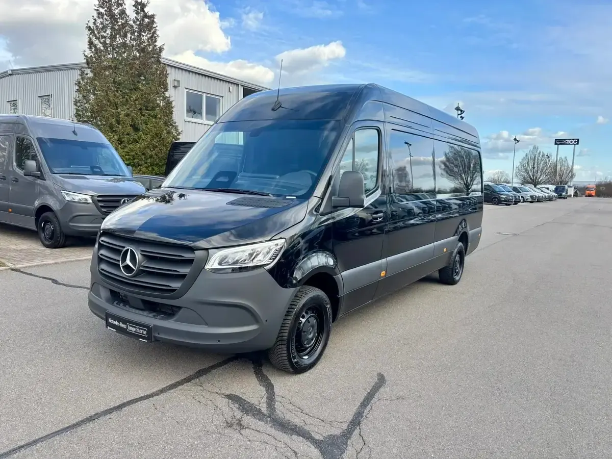 Używany Mercedes Sprinter 170 KM (125 kW) 2025 Czarny Van