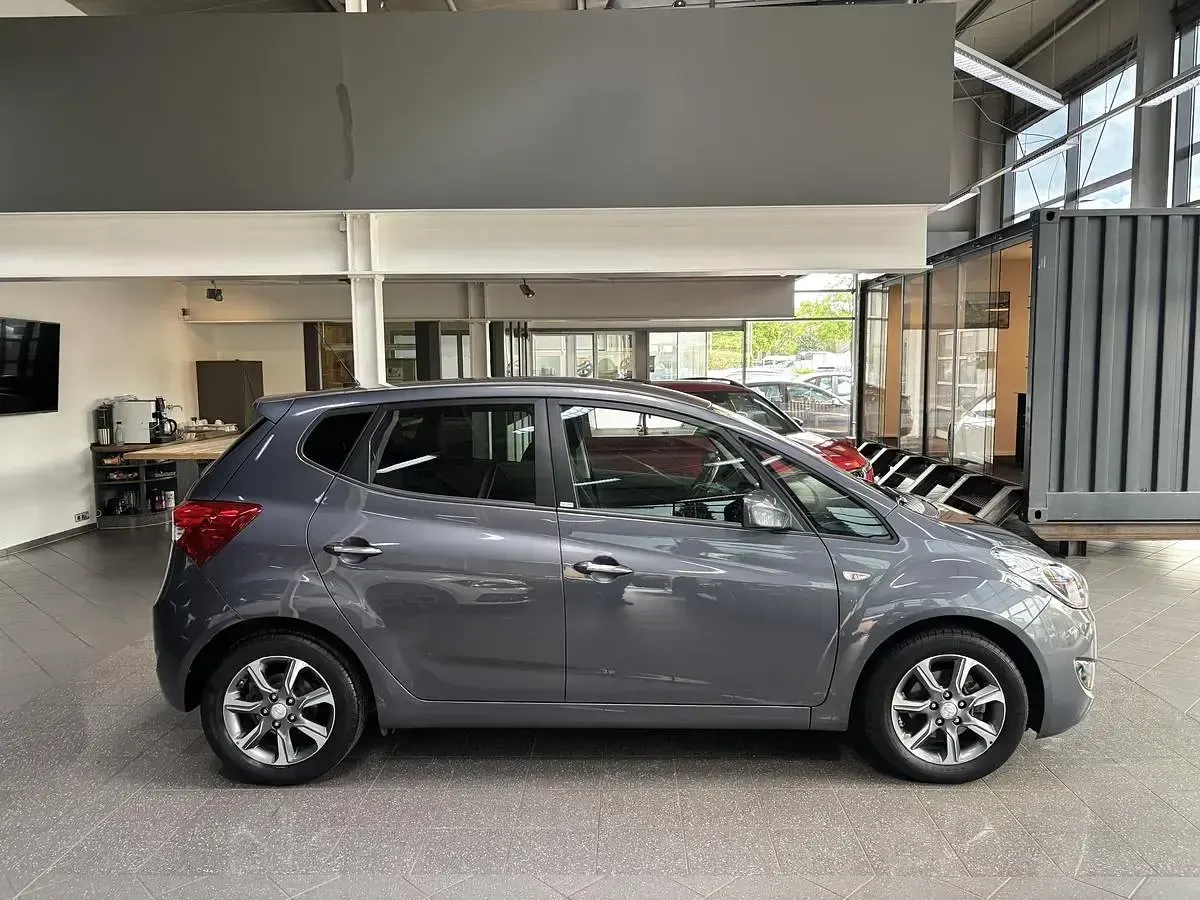 Gebraucht Hyundai ix20 Passion 90 PS (66 kW) 2016 Grau metallic Kleinwagen