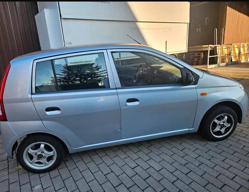 Gebraucht Daihatsu Cuore 58 PS (42 kW) 2003 Silber Kleinwagen
