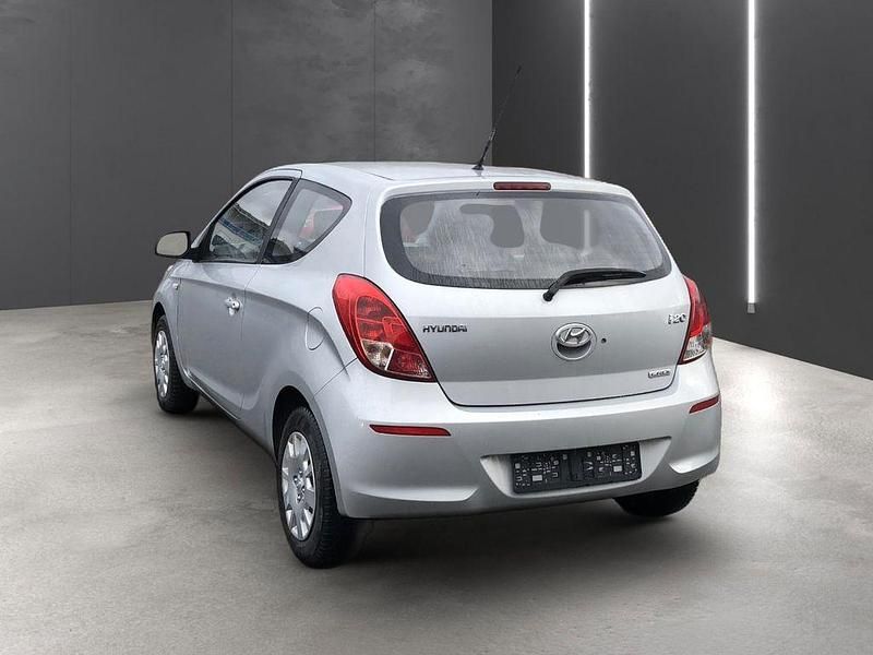 Gebraucht Hyundai i20 Edition 75 PS (55 kW) 2014 Silber Kleinwagen