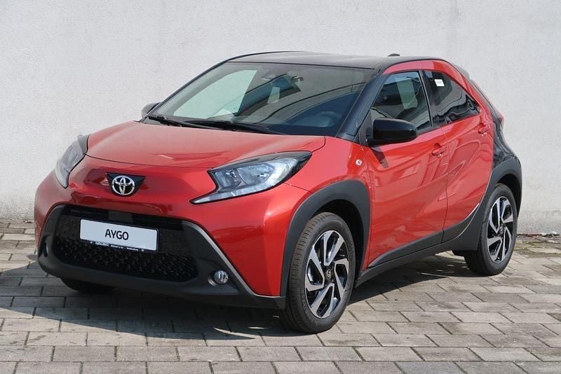 Chili red perleffekt/dach myst Neu 2025 Toyota Aygo Kleinwagen | 19.330 € - Bild 1/4