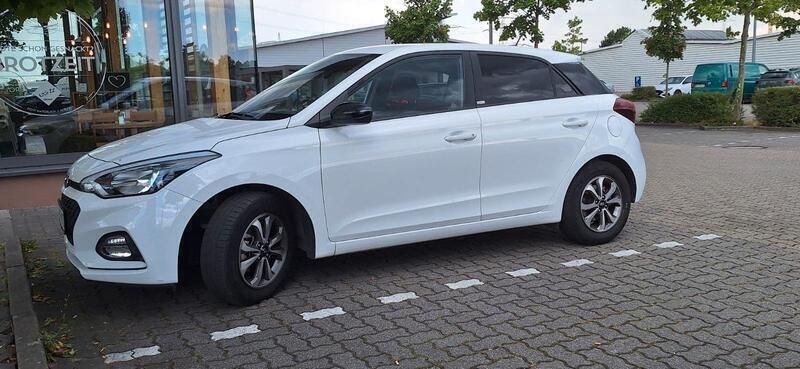 Weiß Gebraucht 2020 Hyundai i20 Advantage Kleinwagen | 11.550 € (Guter Preis) - Bild 1/4
