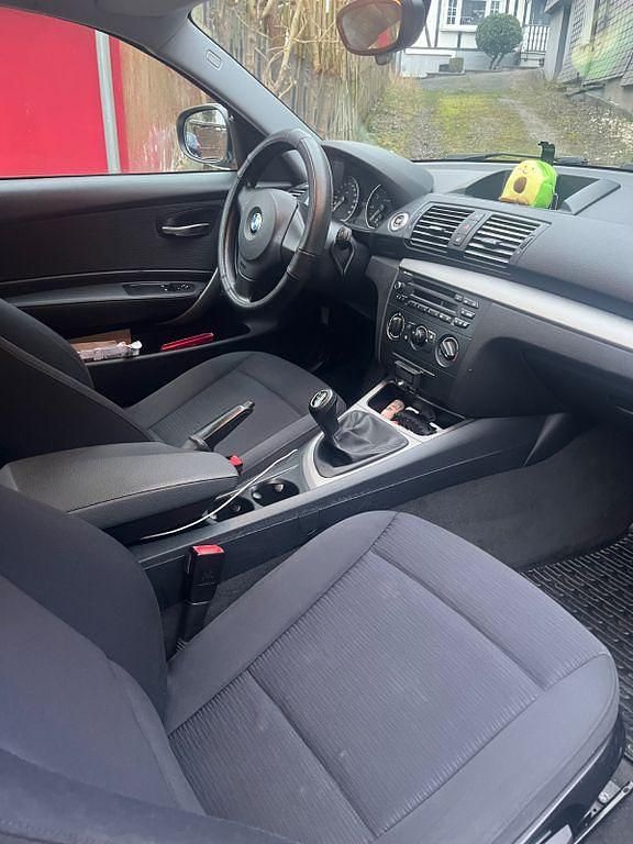 Gebraucht BMW 116 122 PS (89 kW) 2010 Schwarz Kleinwagen