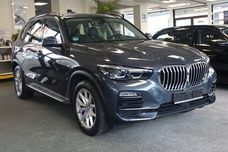 Grau Gebraucht 2021 BMW X5 Sport Line SUV | 52.800 € (Superpreis) - Bild 1/4