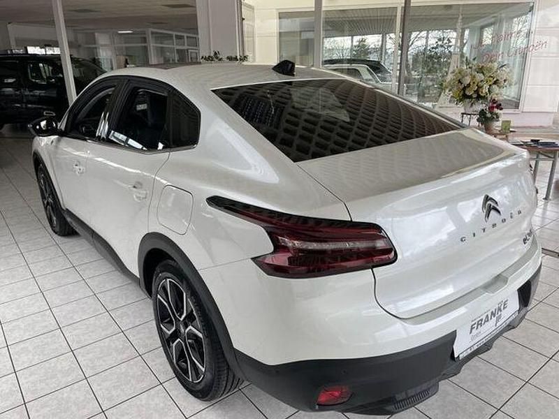 Gebraucht Citroën e-C4 Shine 100 kW (136 PS) 2023 Perlmuttweiß perlmutt lackier Limousine