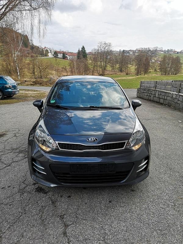 Gebraucht Kia Rio 90 PS (66 kW) 2015 Grau Kleinwagen