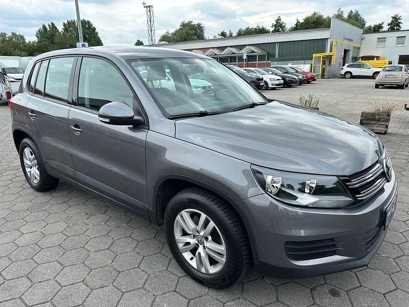 Grau Gebraucht 2015 VW Tiguan Trendline SUV | 11.490 € (Fairer Preis) - Bild 1/4