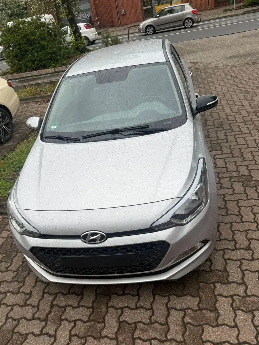 Gebraucht Hyundai i20 75 PS (55 kW) 2017 Silber Kleinwagen