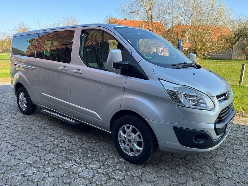Gebraucht Ford Tourneo 131 PS (96 kW) 2017 Silber Van / Kleinbus
