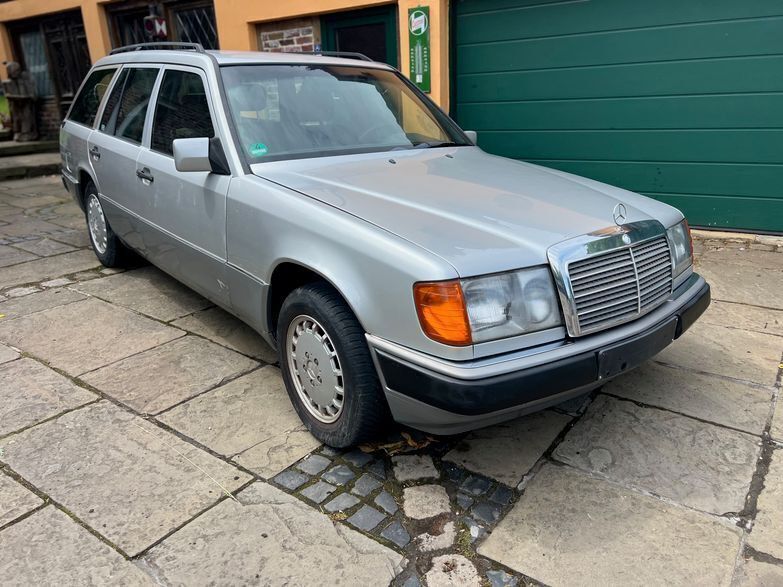 Silber Gebraucht 1992 Mercedes E250 Kombi | 9.800 € - Bild 1/4
