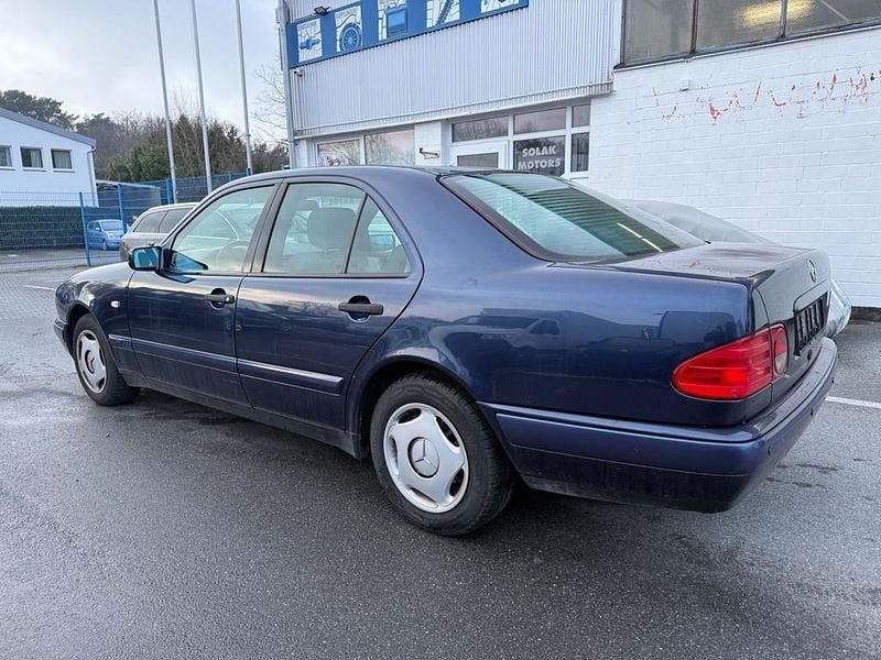 Gebraucht Mercedes E200 136 PS (100 kW) 1997 Blau Limousine