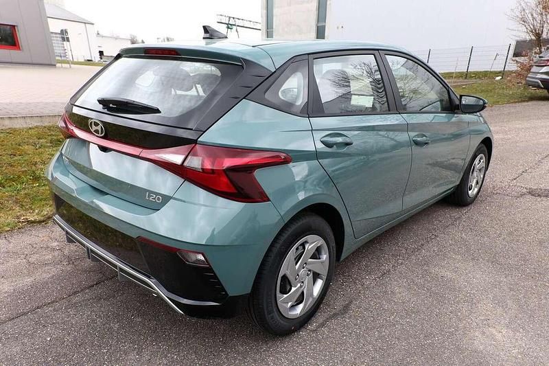 Neu Hyundai i20 Select 90 PS (66 kW) 2025 Mangrove green mineraleffekt Kleinwagen