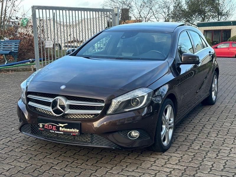 Gebraucht Mercedes A180 122 PS (89 kW) 2015 Braun Limousine