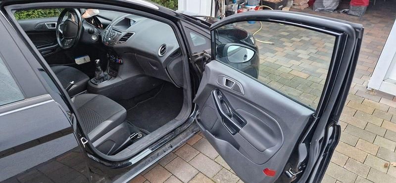 Gebraucht Ford Fiesta Cool & Connect 101 PS (74 kW) 2017 Schwarz Kleinwagen