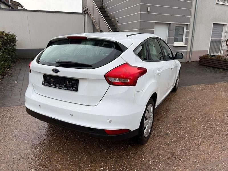 Gebraucht Ford Focus Trend 105 PS (77 kW) 2016 Weiß Limousine
