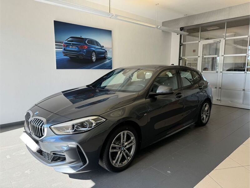 Grau Gebraucht 2021 BMW 118 M Sport Kleinwagen | 18.490 € (Fairer Preis) - Bild 1/4