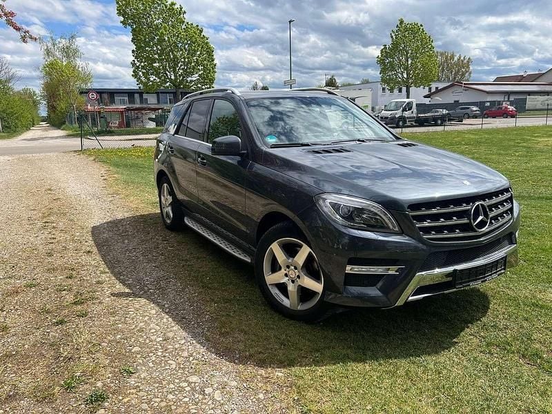 Grau Gebraucht 2014 Mercedes ML350 SUV | 25.900 € (Fairer Preis) - Bild 1/4