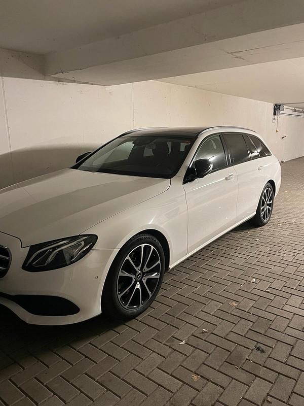 Weiß Gebraucht 2018 Mercedes E200 Kombi | 15.400 € (Fairer Preis) - Bild 1/4