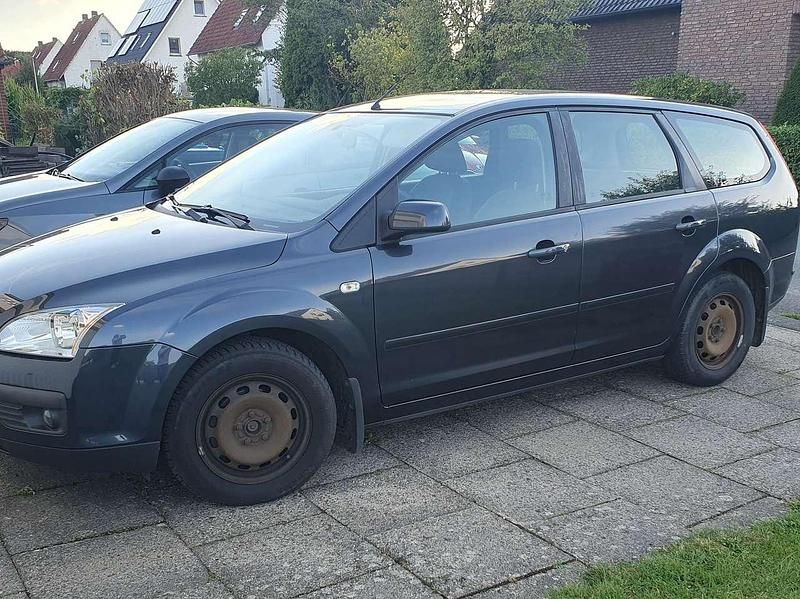 Grau Gebraucht 2008 Ford Focus Fun X Kombi | 1.200 € (Guter Preis) - Bild 1/4