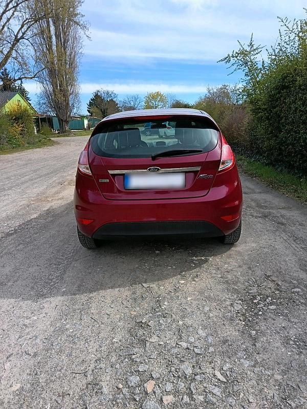 Gebraucht Ford Fiesta Titanium 101 PS (74 kW) 2013 Rot Kleinwagen