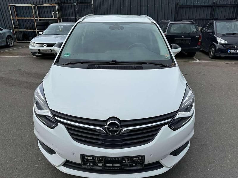 Weiß Gebraucht 2019 Opel Zafira Tourer Van / Kleinbus | 9.799 € - Bild 1/4