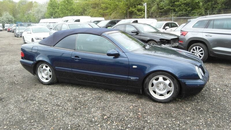Gebraucht Mercedes CLK230 193 PS (141 kW) 2000 Blau Cabrio