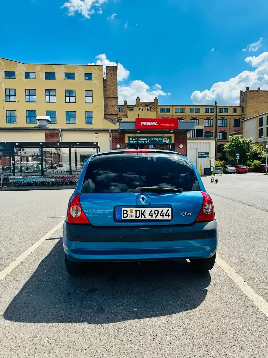 Używany Renault Clio II 98 KM (72 kW) 2001 Niebieski Hatchback