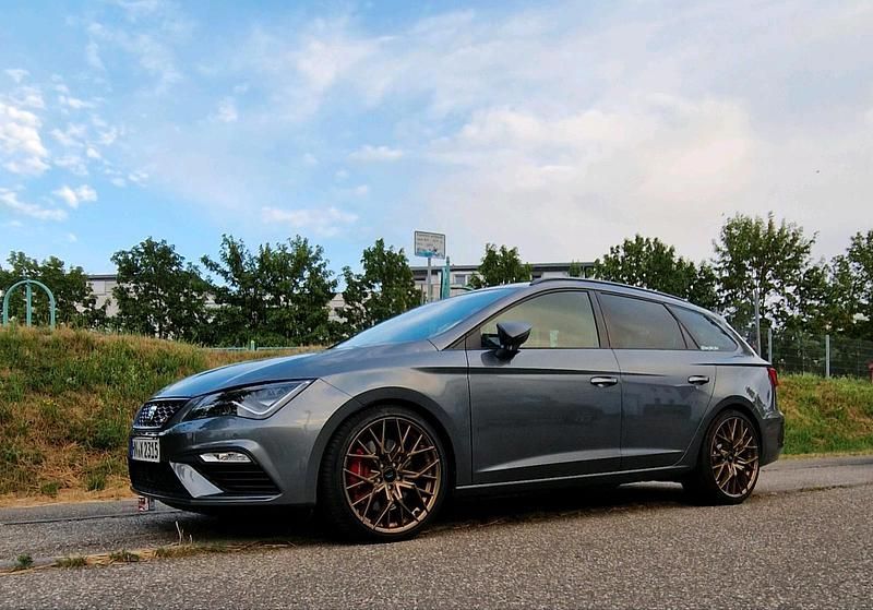 Grau Gebraucht 2018 Cupra Leon Kombi | 22.900 € (Fairer Preis) - Bild 1/4
