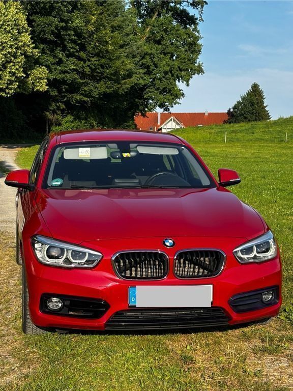 Rot Gebraucht 2017 BMW 118 Sport Line Kleinwagen | 13.900 € (Fairer Preis) - Bild 1/4