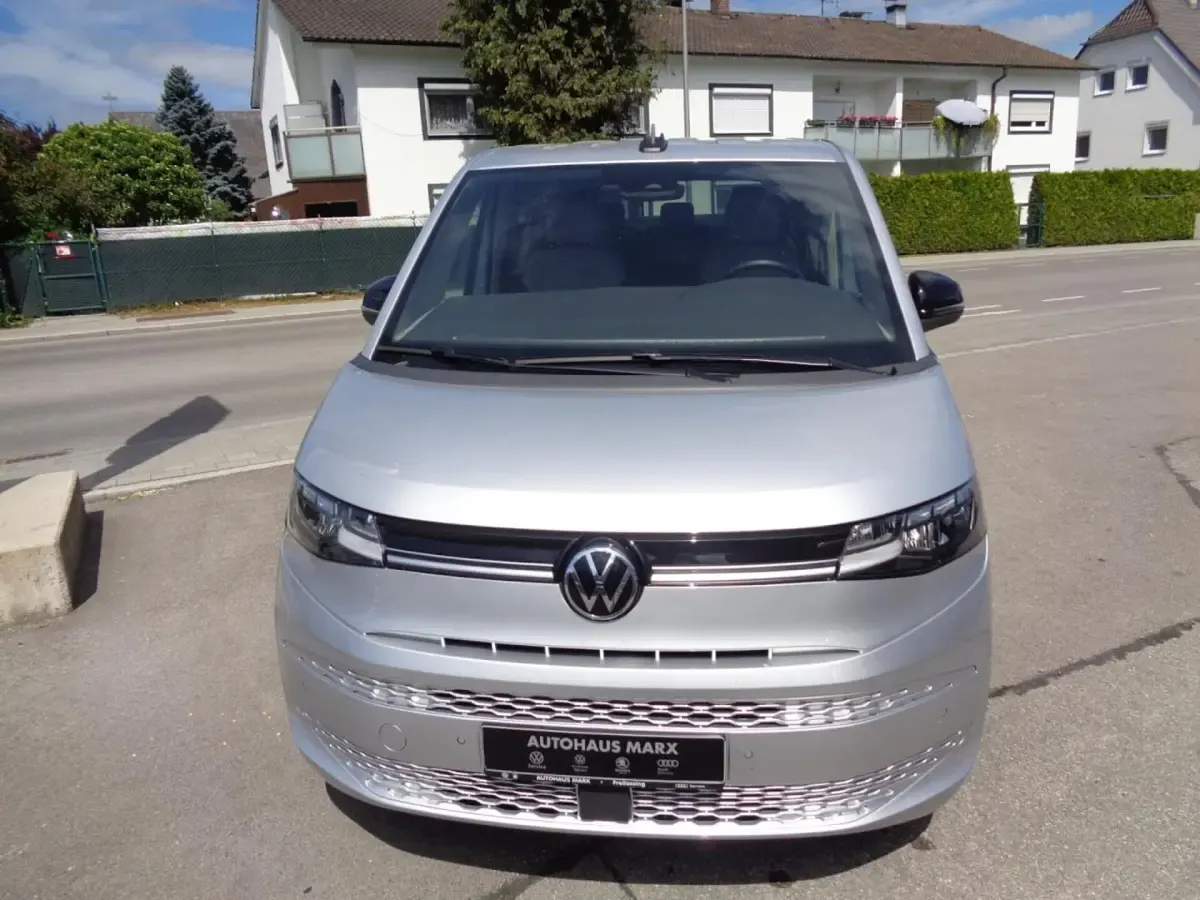 Gebraucht VW Multivan Life 150 PS (110 kW) 2024 Reflexsilber Van / Kleinbus