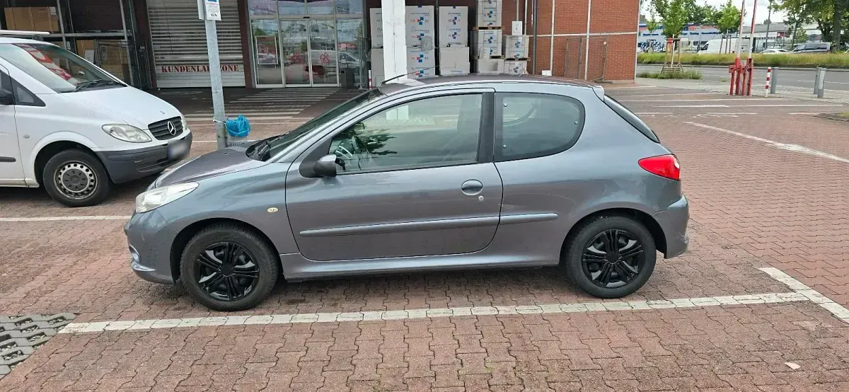 Gebraucht Peugeot 206 75 PS (55 kW) 2010 Silber Kleinwagen
