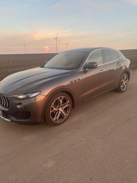 Grau Gebraucht 2018 Maserati Levante GranLusso SUV | 37.999 € (Superpreis) - Bild 1/4