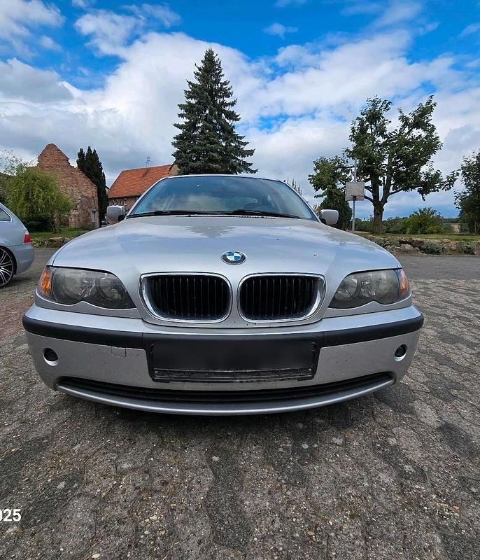 Silber Gebraucht 2003 BMW 318 Limousine | 1.000 € (Superpreis) - Bild 1/4