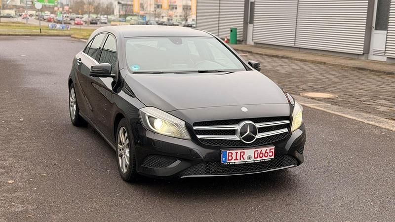 Gebraucht Mercedes A180 122 PS (89 kW) 2012 Schwarz Kleinwagen