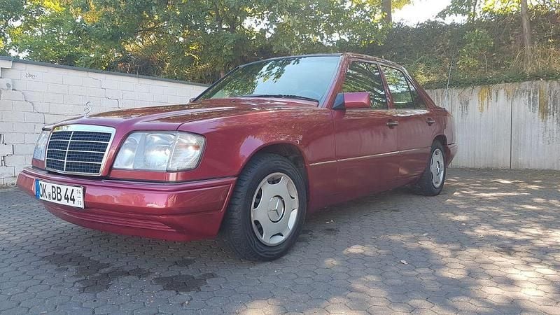 Rot Gebraucht 1995 Mercedes E220 Limousine | 15.999 € - Bild 1/4