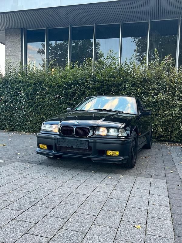 Schwarz Gebraucht 1997 BMW 318 Limousine | 4.900 € (Superpreis) - Bild 1/4